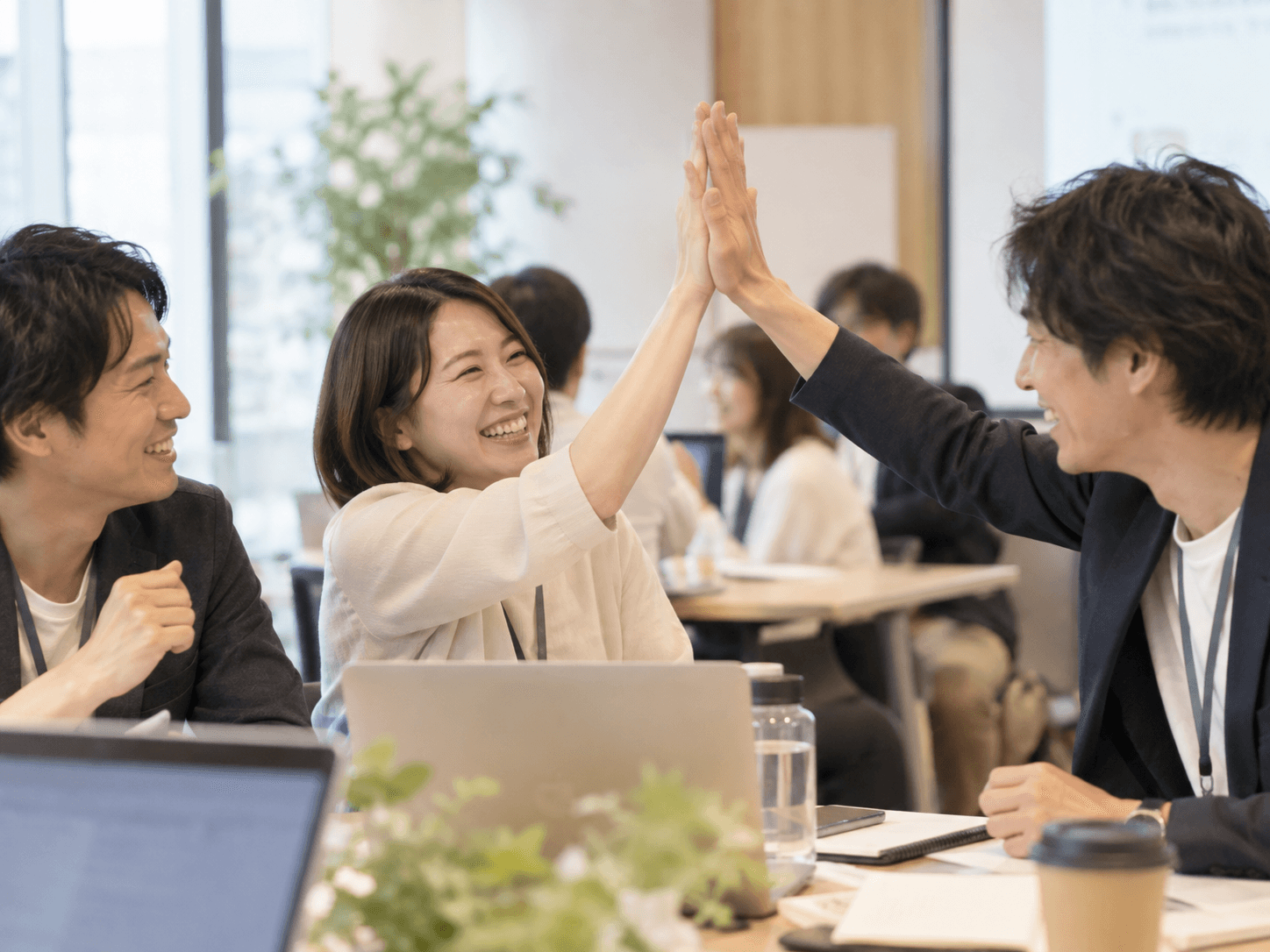 受講者同士がハイタッチし、学びの成果を喜び合う様子